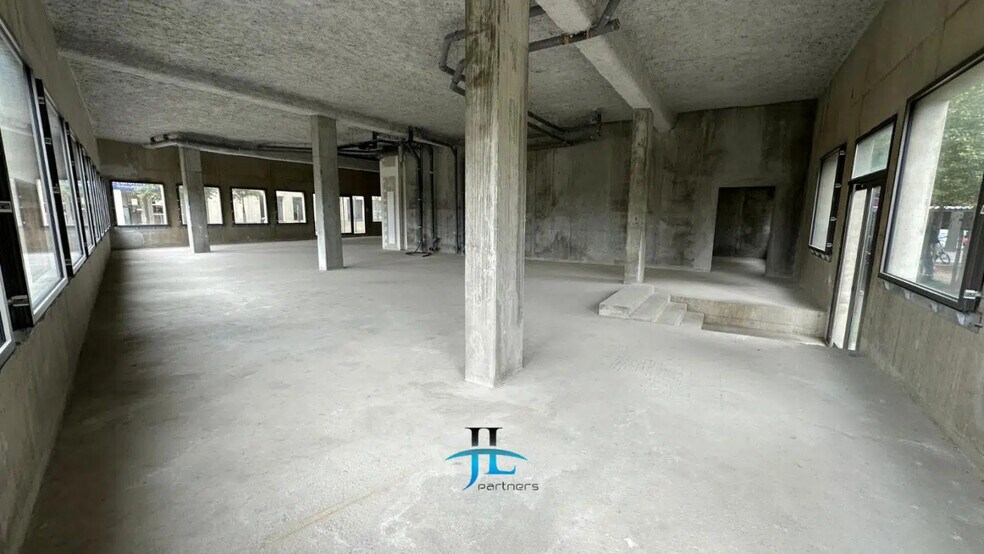 Local commercial dans  à louer - Photo de l’immeuble – Image 3 sur 3