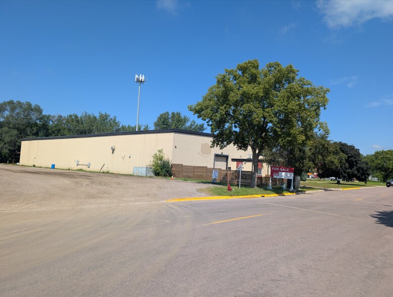 1119 Center St, North Mankato, MN à vendre - Photo de l’immeuble – Image 3 sur 15