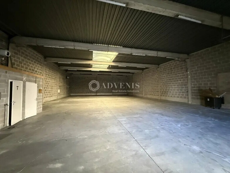 Local d’activités dans Noisy-le-Grand à louer - Photo de l’immeuble – Image 2 sur 7