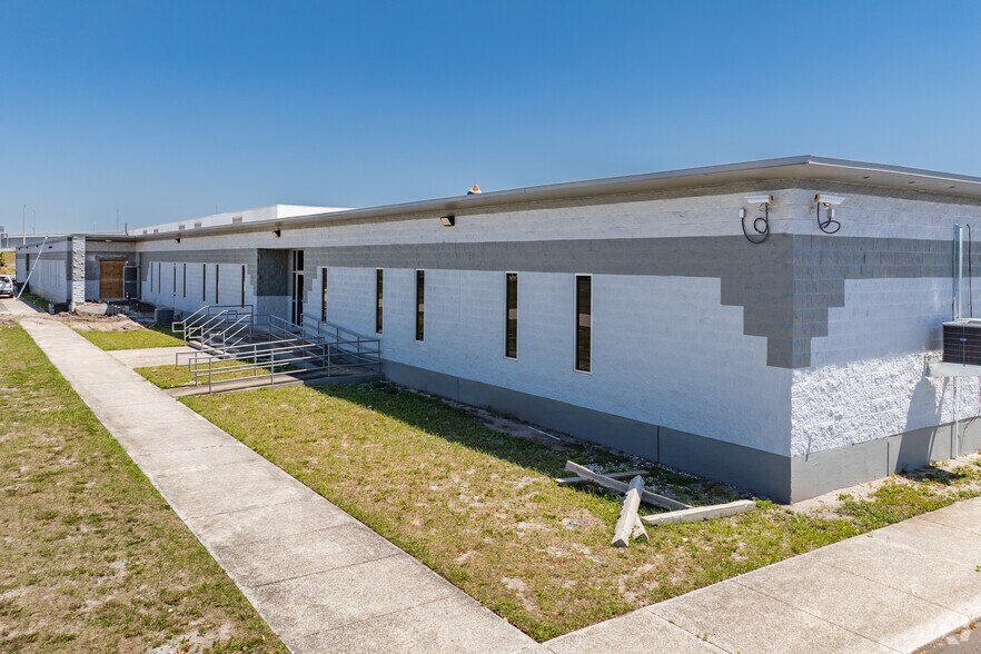 3900 W Coachman Ave, Tampa, FL à louer - Photo de l’immeuble – Image 3 sur 29