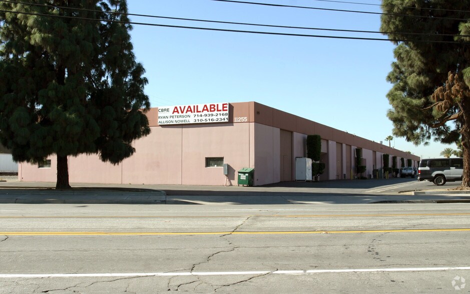11255 Woodruff Ave, Downey, CA à louer - Photo principale – Image 1 sur 5