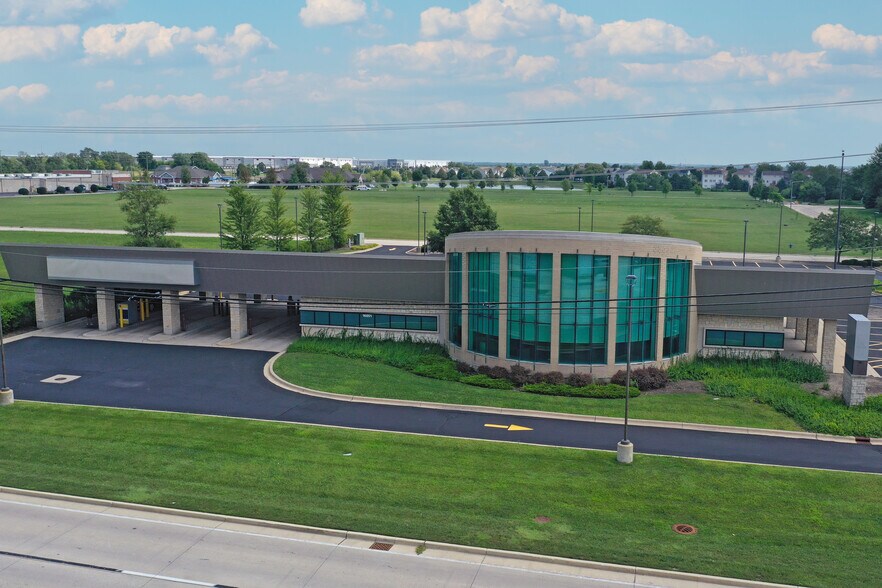 16051 Weber Rd, Crest Hill, IL à louer - Photo de l’immeuble – Image 2 sur 6