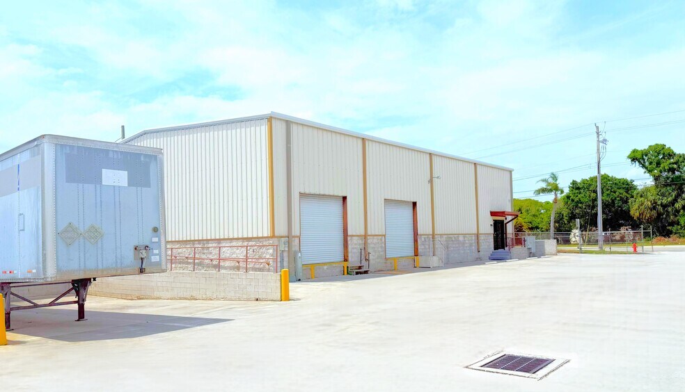 913 Edwards Rd, Fort Pierce, FL à louer - Photo de l’immeuble – Image 2 sur 2