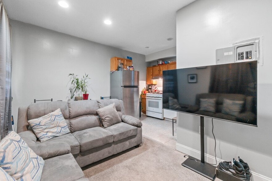702 Homestead St, Baltimore, MD à vendre - Photo de l’immeuble – Image 3 sur 37