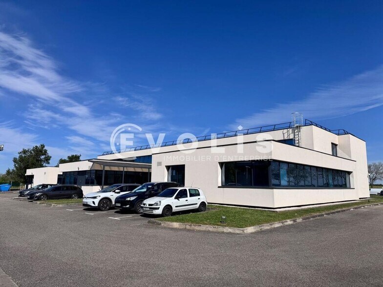 3 Allee Des Droits De L'Homme, Bron à louer - Photo de l’immeuble – Image 3 sur 9