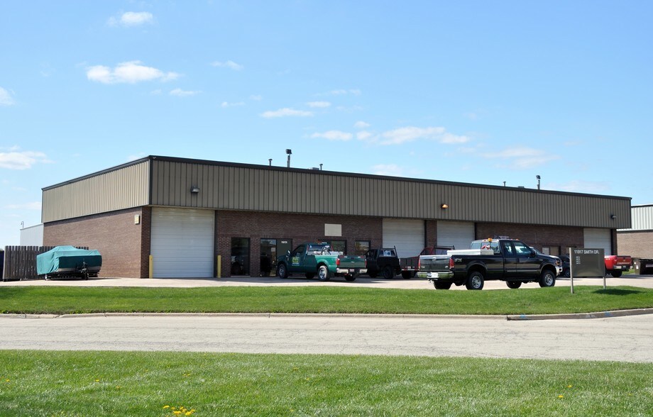 11917 Smith Dr, Huntley, IL à louer - Photo de l’immeuble – Image 2 sur 6