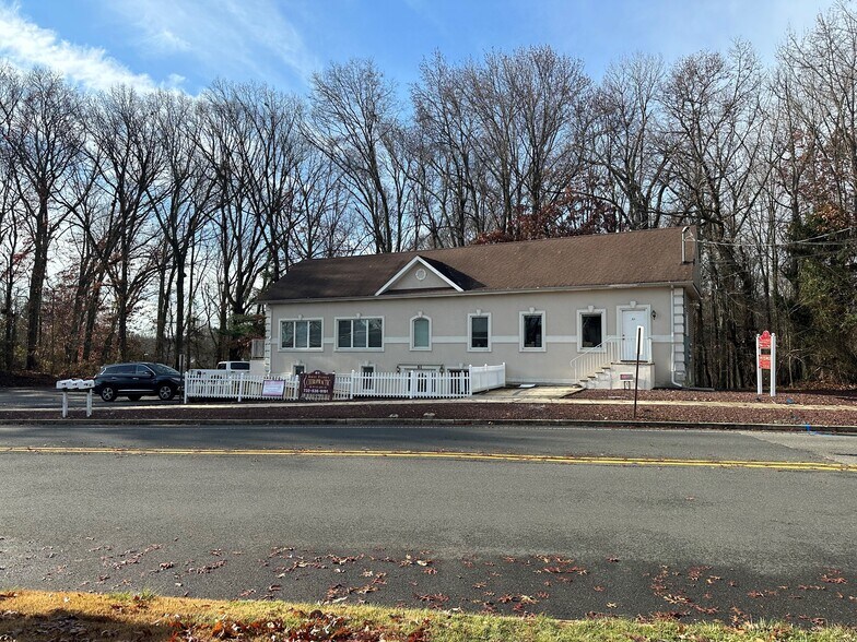 61 Pease Rd, Manalapan Township, NJ à vendre - Photo de l’immeuble – Image 2 sur 8