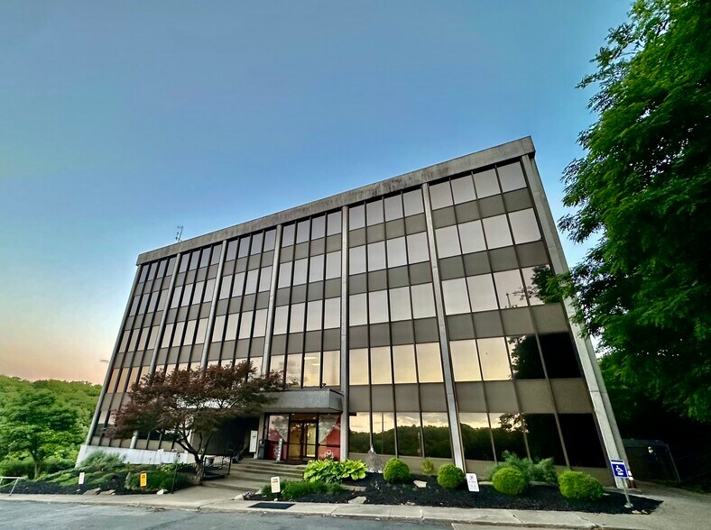 2300 Montana Ave, Cincinnati, OH à louer - Photo de l’immeuble – Image 1 sur 10