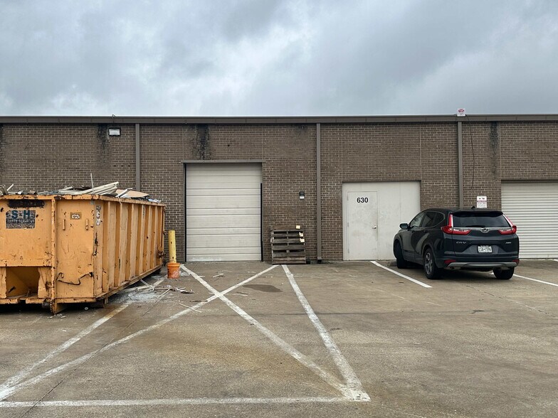 2309 Springlake Rd, Farmers Branch, TX à louer - Photo de l’immeuble – Image 2 sur 6