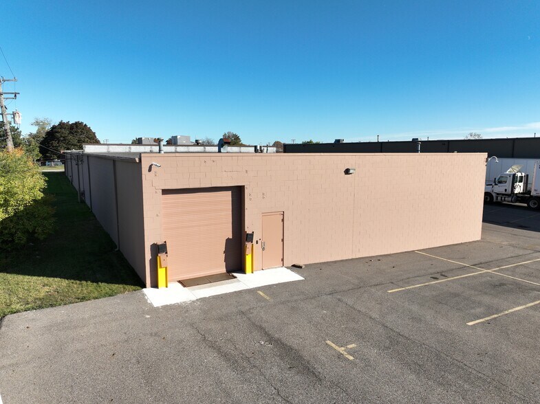 375 Robbins Dr, Troy, MI à vendre - Photo de l’immeuble – Image 3 sur 6