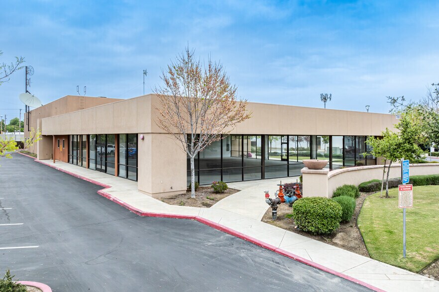 700 E Mineral King Ave, Visalia, CA à louer - Photo de l’immeuble – Image 3 sur 8