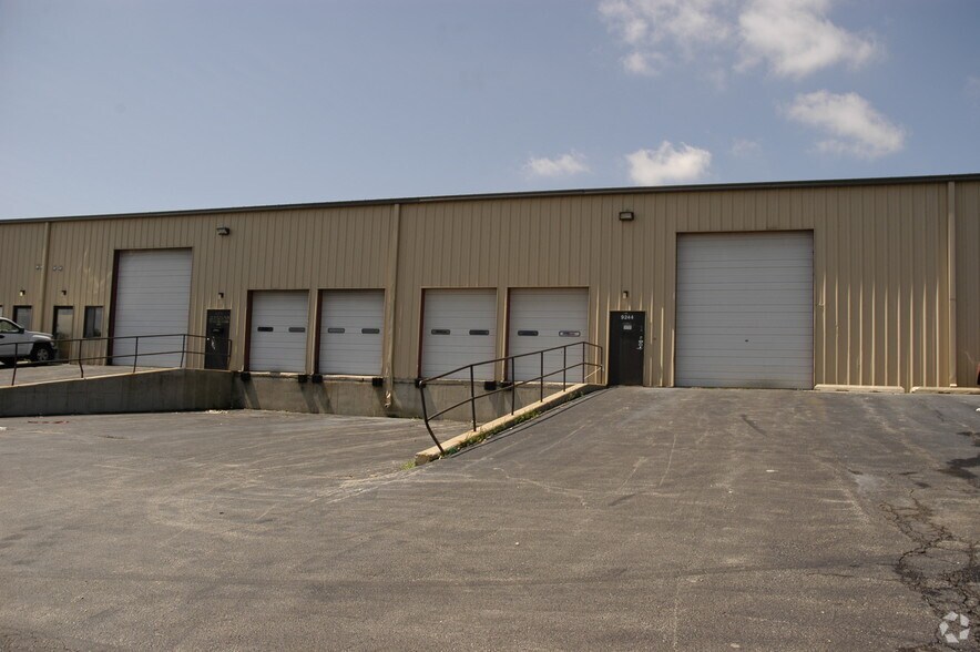 9244 Trinity Dr, Lake In The Hills, IL à louer - Photo principale – Image 2 sur 4