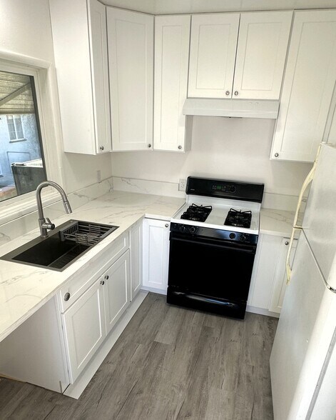735 Barris Dr, Fullerton, CA à vendre - Photo de l’immeuble – Image 3 sur 7
