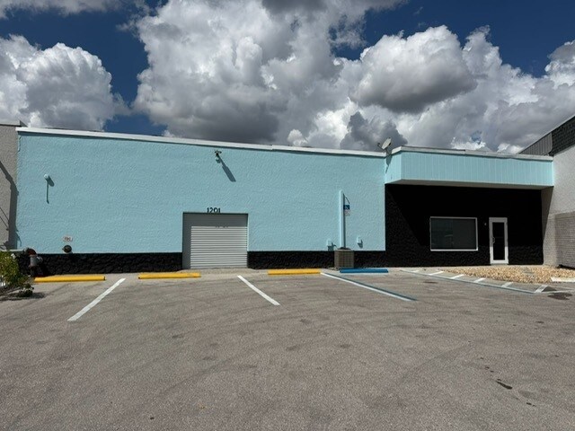 1201 SE 9th Ter, Cape Coral, FL à louer - Photo de l’immeuble – Image 2 sur 5