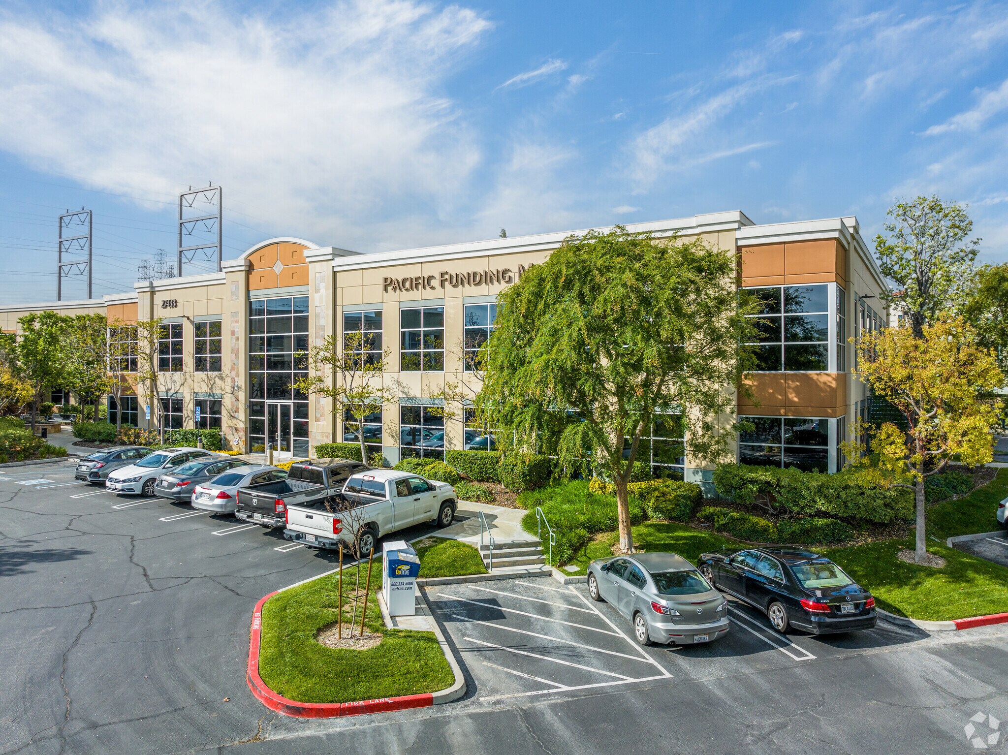 27433 Tourney Rd, Valencia, CA à louer Photo principale– Image 1 sur 21