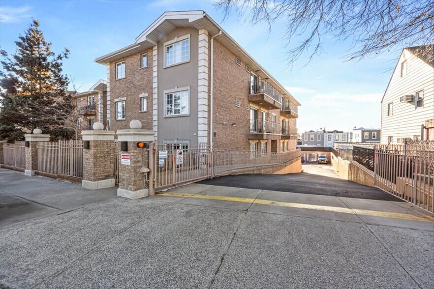 6248 Mount Olivet Cres, Middle Village, NY à vendre - Photo de l’immeuble – Image 1 sur 1