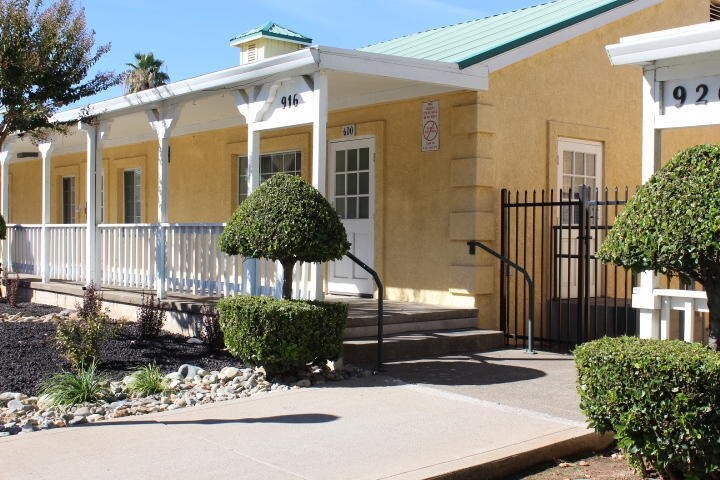 926 E Cypress Ave, Redding, CA à louer Photo principale– Image 1 sur 19