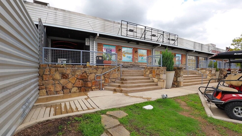 3011 Gulden Ln, Dallas, TX à louer - Vidéo sur l’annonce professionnelle – Image 2 sur 12