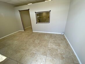 3857 Foothill Blvd, La Crescenta, CA à louer Photo intérieure– Image 2 sur 11