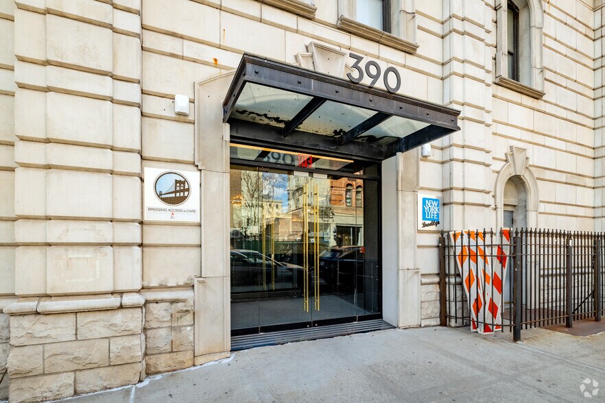 390 Berry St, Brooklyn, NY à louer - Photo de l’immeuble – Image 2 sur 5