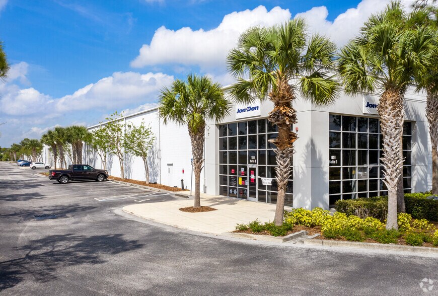 1551 102nd Ave N, Saint Petersburg, FL à louer - Photo de l’immeuble – Image 3 sur 8