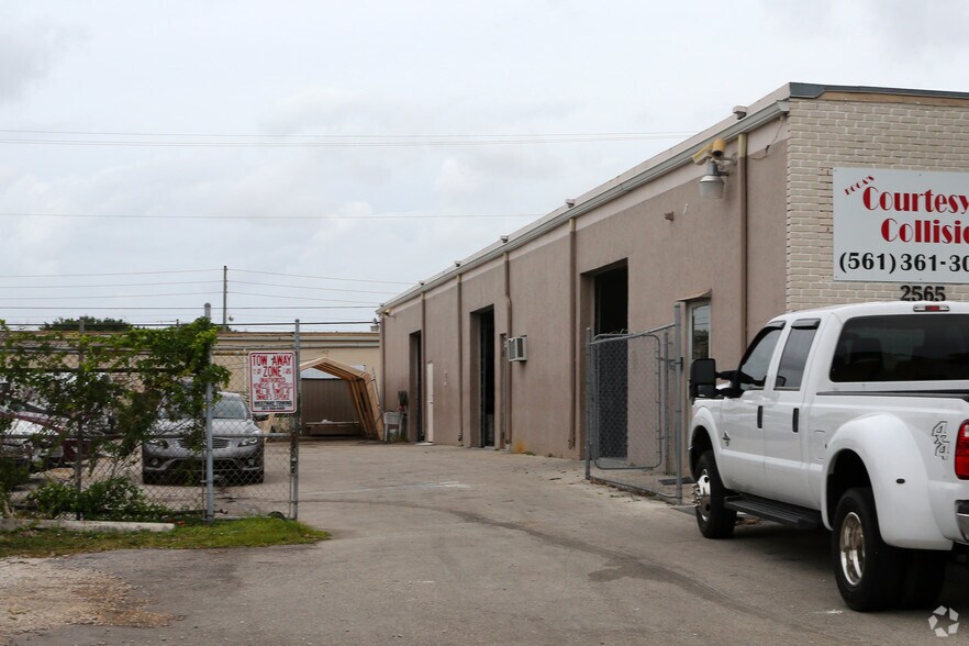 2565 NW 1st Ave, Boca Raton, FL à louer - Photo de l’immeuble – Image 3 sur 3
