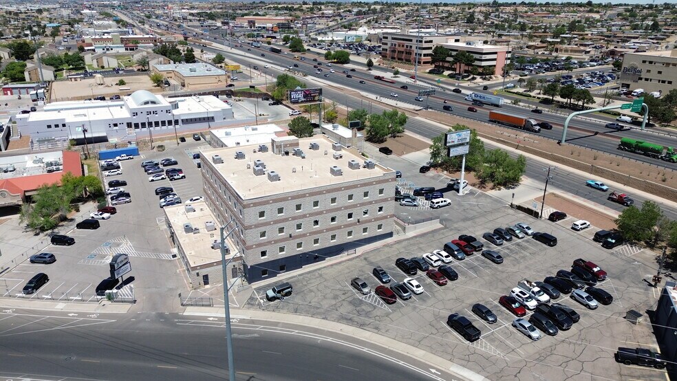 7878 E Gateway Blvd, El Paso, TX à louer - Photo de l’immeuble – Image 2 sur 2