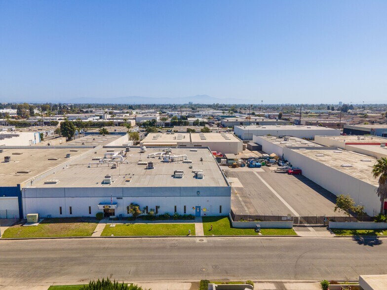 15632 Container Ln, Huntington Beach, CA à vendre - Photo de l’immeuble – Image 2 sur 6