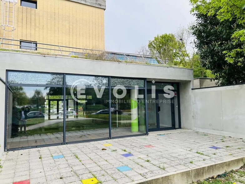 Local commercial dans Champs-sur-Marne à vendre - Photo de l’immeuble – Image 2 sur 12