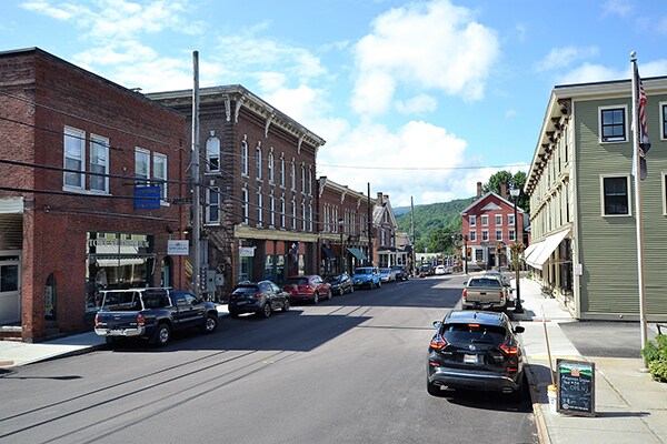 13 Stowe St, Waterbury, VT à vendre - Photo de l’immeuble – Image 2 sur 7