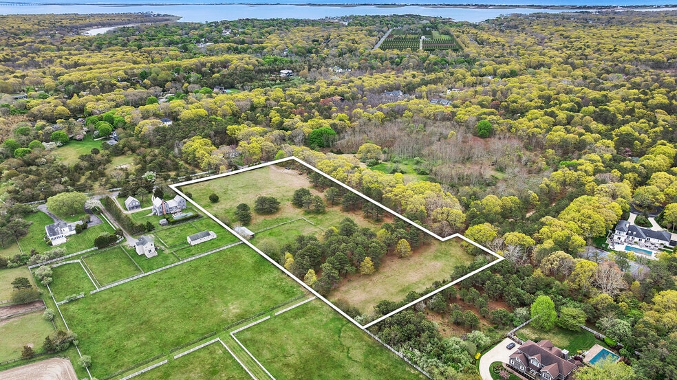 144 DAMASCUS Rd, East Quogue, NY à vendre - Aérien – Image 1 sur 9