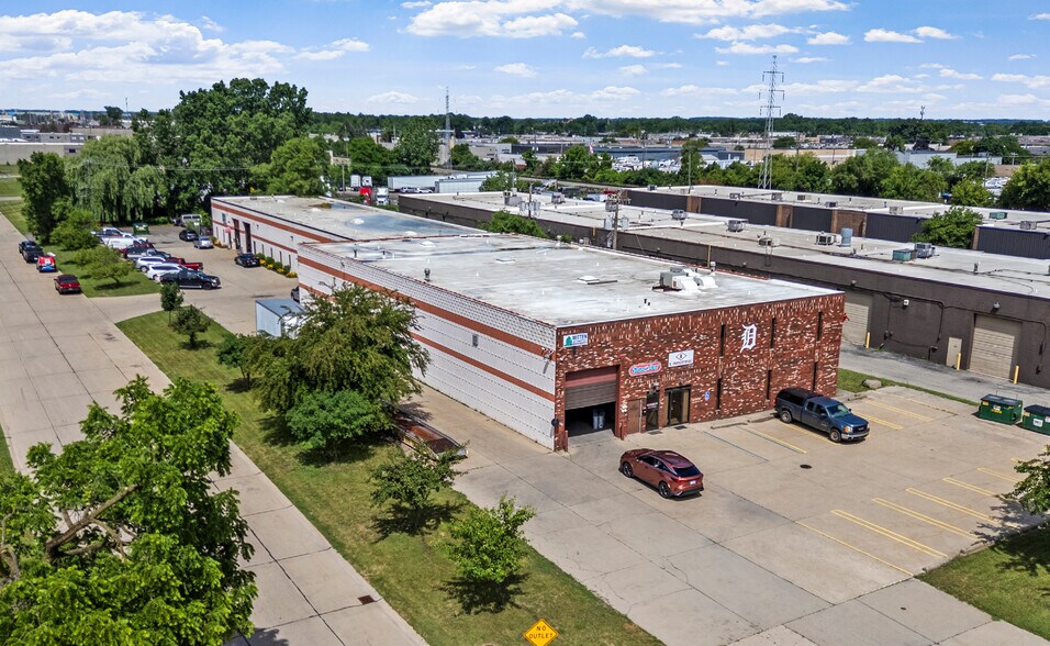 12321-12331 Stark Rd, Livonia, MI à louer - Photo de l’immeuble – Image 3 sur 3