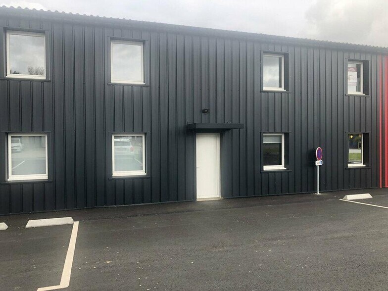 Local d’activités dans Saint-Martin-des-Champs à louer - Photo de l’immeuble – Image 3 sur 3