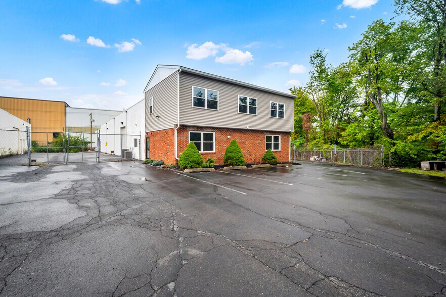 2168 Bennett Rd, Philadelphia, PA à louer - Photo de l’immeuble – Image 2 sur 36