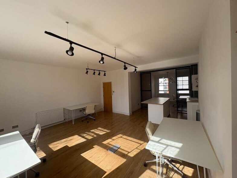 22 New Broa, Londres à vendre - Photo de l’immeuble – Image 3 sur 12