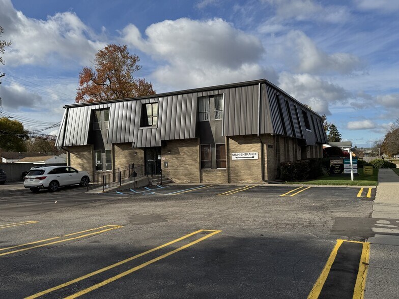 17251 W 12 Mile Rd, Southfield, MI à louer - Photo de l’immeuble – Image 1 sur 6