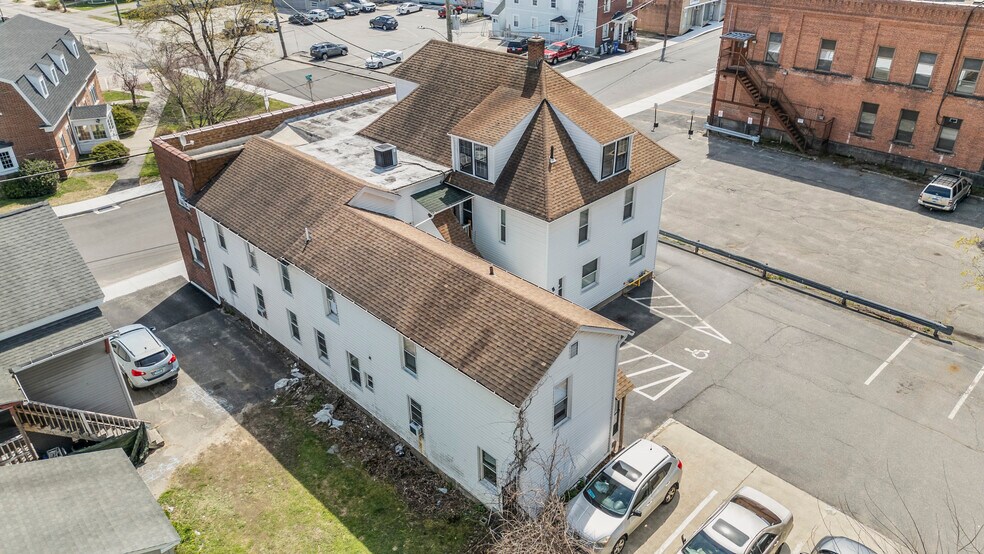 45 Elm St, Winsted, CT à vendre - Photo de l’immeuble – Image 2 sur 2