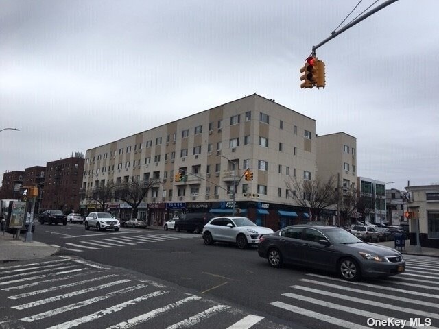 15013 Northern Blvd, Flushing, NY à vendre - Photo de l’immeuble – Image 3 sur 3