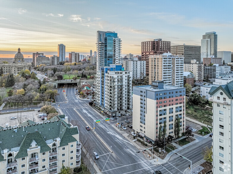 9710 105th St NW, Edmonton, AB à vendre - Aérien – Image 3 sur 7