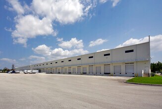 10200 NW 110th Ave, Medley, FL à louer Photo intérieure– Image 2 sur 4