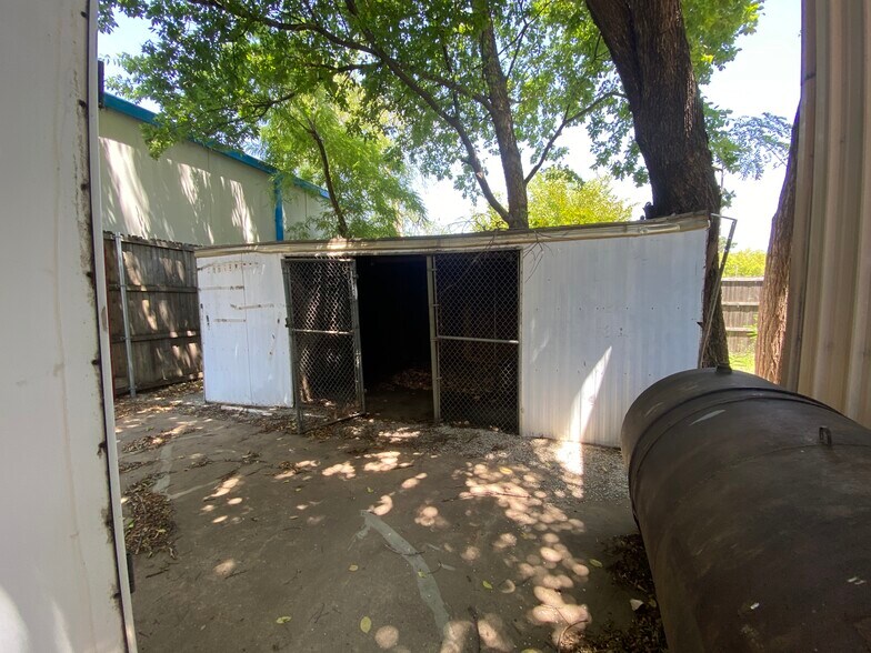 715 Dallas Dr, Denton, TX à vendre - Photo de l’immeuble – Image 3 sur 33
