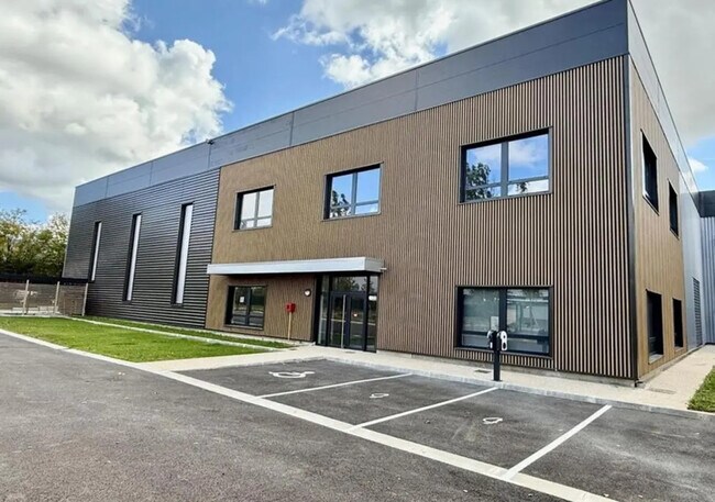 Plus de détails pour Bureau, Local d'activités à louer