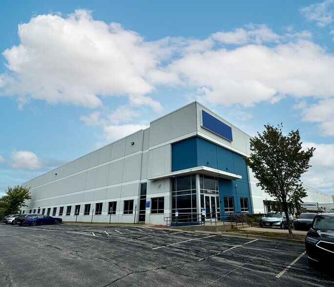 2000 Arthur Ave, Elk Grove Village, IL à louer - Photo de l’immeuble – Image 1 sur 8