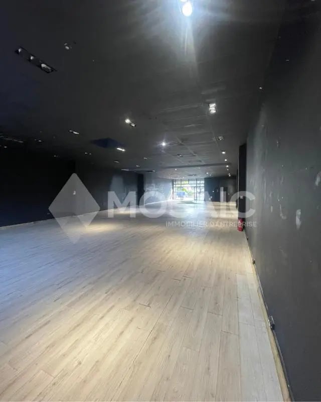 Local commercial dans Mandelieu-la-Napoule à louer Photo intérieure– Image 1 sur 8