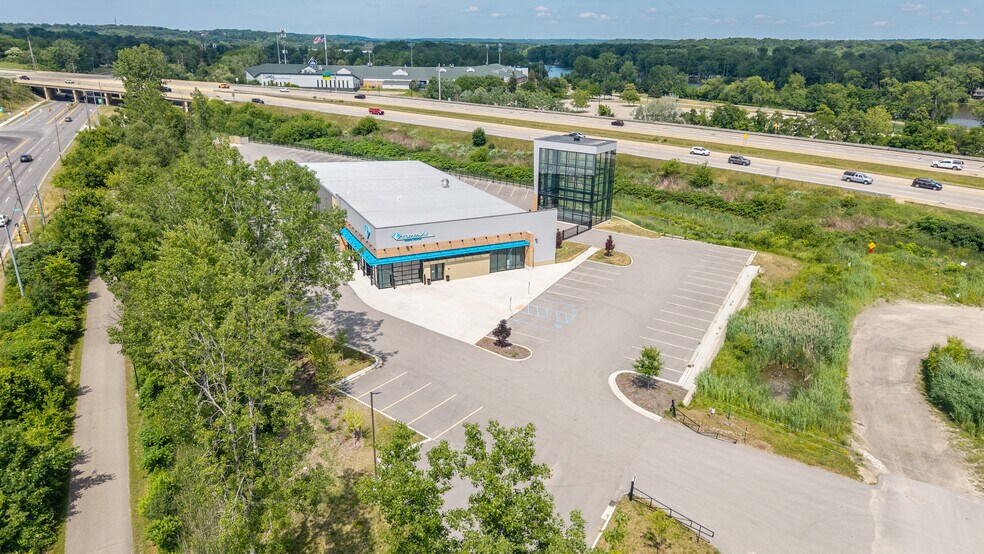 247 Morrissey Dr NE, Comstock Park, MI à vendre - Photo de l’immeuble – Image 1 sur 9