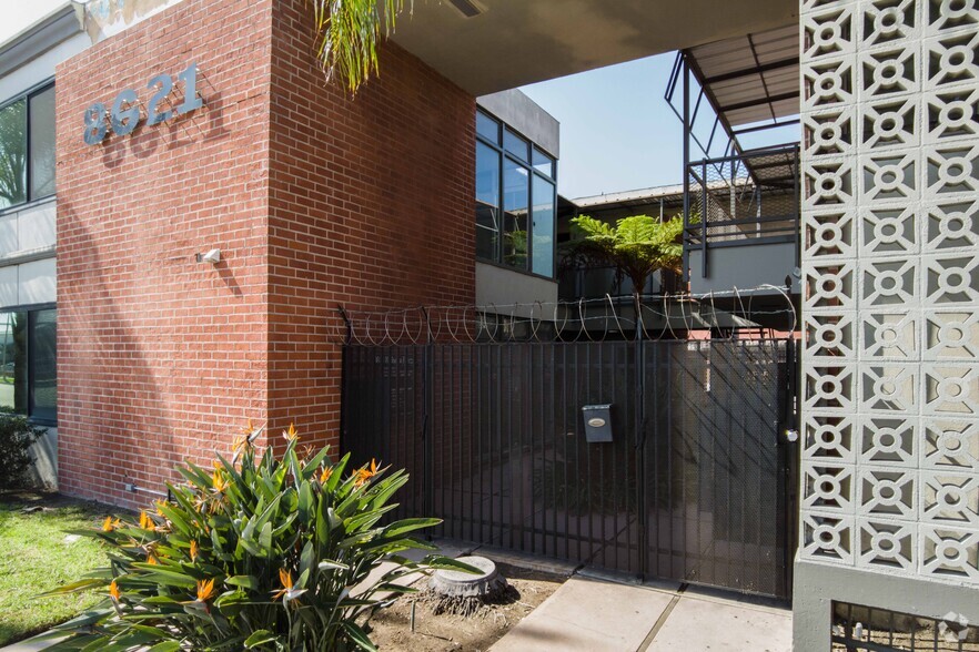 8621 Bellanca Ave, Los Angeles, CA à vendre - Photo de l’immeuble – Image 3 sur 4