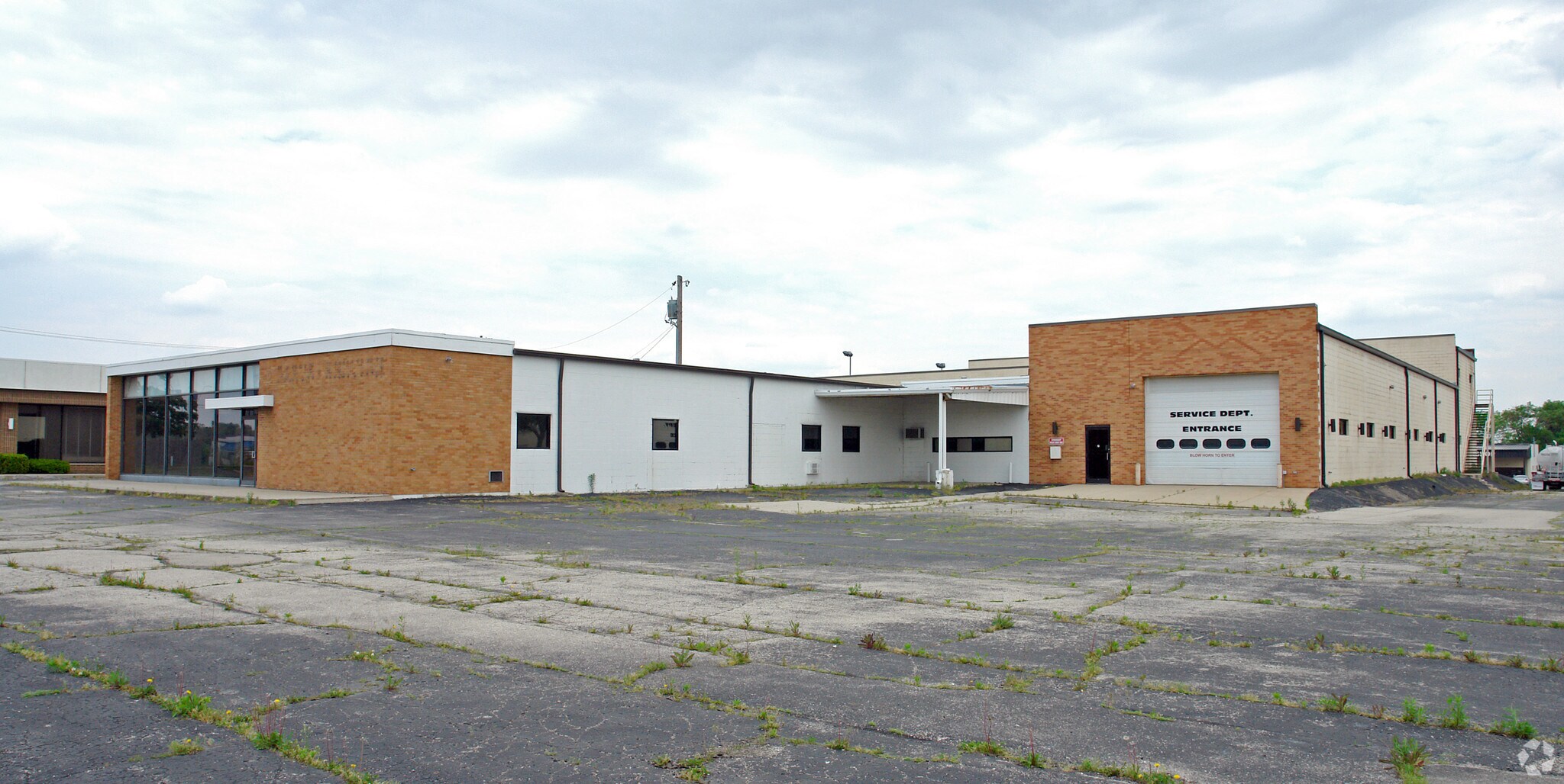 7030 Poe Ave, Dayton, OH à louer Photo de l’immeuble– Image 1 sur 10
