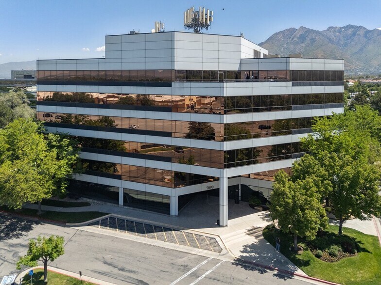 7090 S Union Park Ctr, Midvale, UT à louer - Photo de l’immeuble – Image 1 sur 14