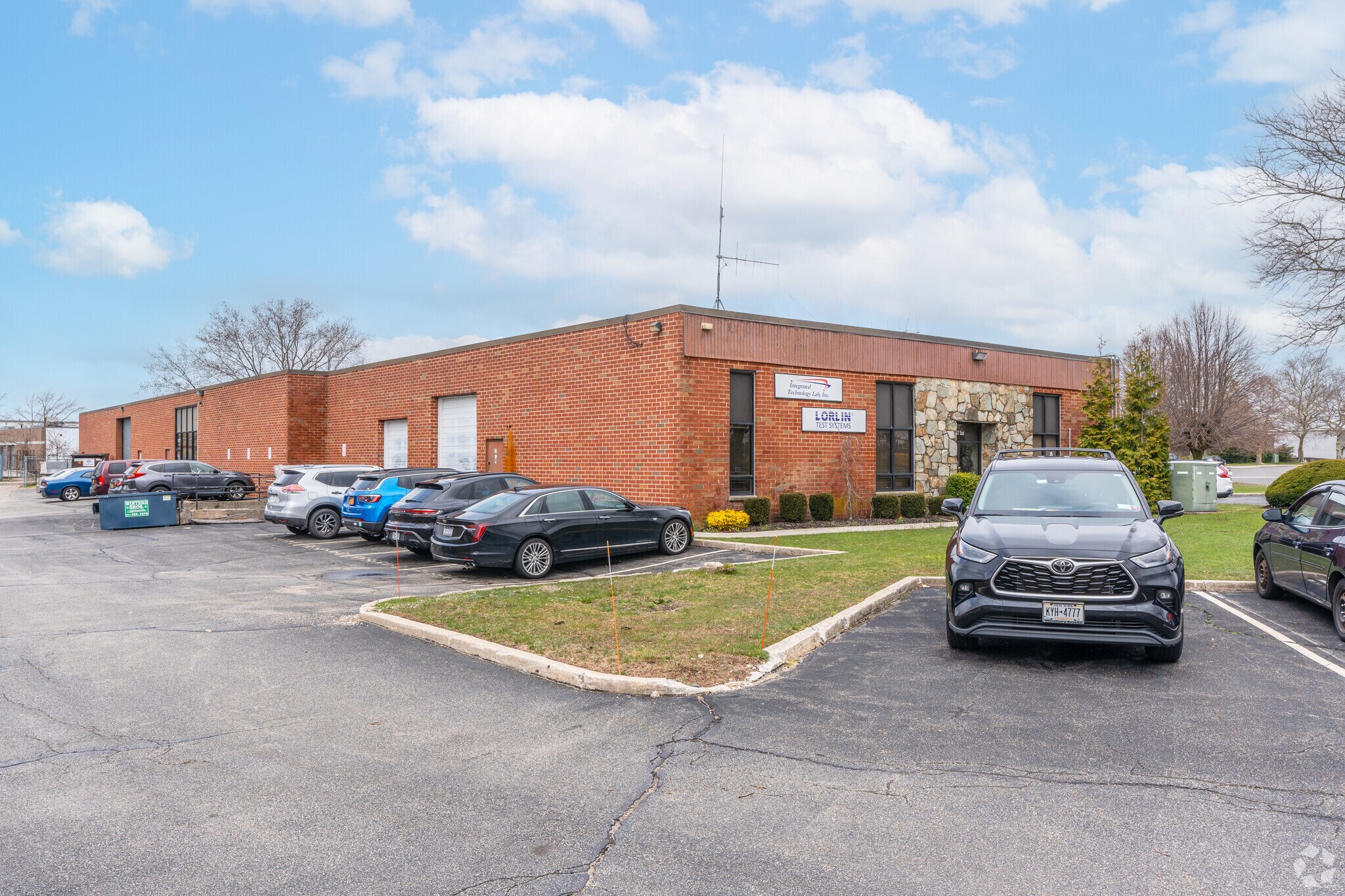 87 E Jefryn Blvd, Deer Park, NY à louer Photo principale– Image 1 sur 9