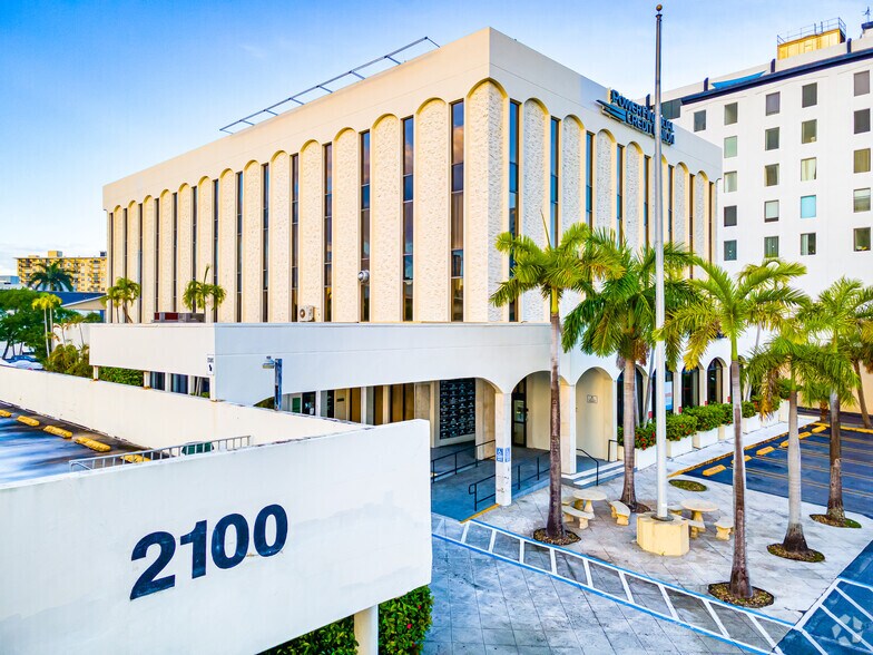 2100 E Hallandale Beach Blvd, Hallandale Beach, FL à louer - Photo de l’immeuble – Image 2 sur 12